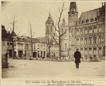 870192 Gezicht op een gedeelte van de zuidelijke pleinwand van de Mariaplaats te Utrecht met in het midden de ingang ...